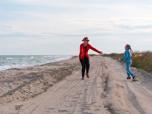 Alegre Madre Hija Caminando Corriendo Playa Del Mar Familia Feliz — Foto de Stock
