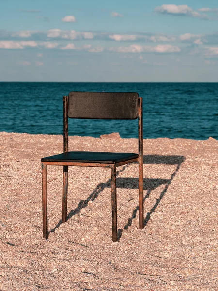 Chaise Plage Noire Sur Plage Sable Vide Avec Fond Bleu — Photo