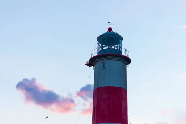 Beau Phare Rouge Coucher Soleil Avec Paysage Nuageux Violet Fond — Photo