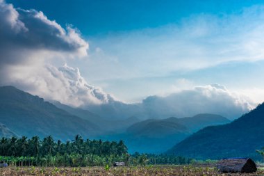 Dağ manzarası, göl ve dağ sırası ve mavi gökyüzü