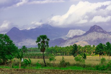 Dağ manzarası, göl ve dağ sırası ve mavi gökyüzü