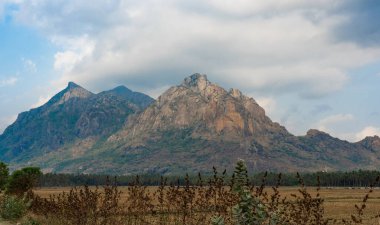Dağ manzarası, göl ve dağ sırası ve mavi gökyüzü