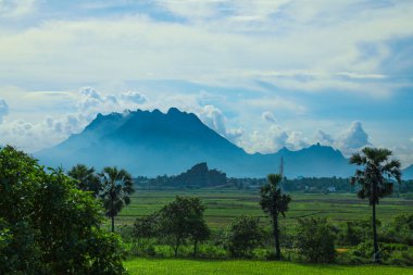 Dağ manzarası, göl ve dağ sırası ve mavi gökyüzü