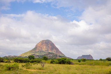 Dağ manzarası, göl ve dağ sırası ve mavi gökyüzü