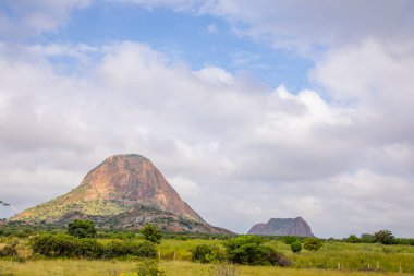Dağ manzarası, göl ve dağ sırası ve mavi gökyüzü