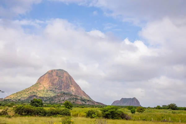 Dağ manzarası, göl ve dağ sırası ve mavi gökyüzü