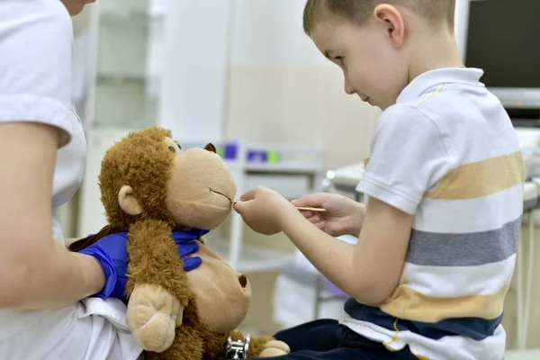 Barnet Receptionen Kliniken Undersöker Munhålan Med Medicinsk Spatel Leksak Plysch — Stockfoto