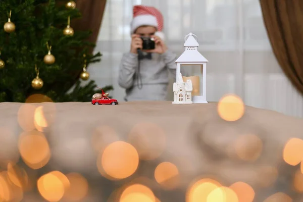 Coche Con Una Bolsa Regalos Conduce Hasta Casa Linterna Niño — Foto de Stock