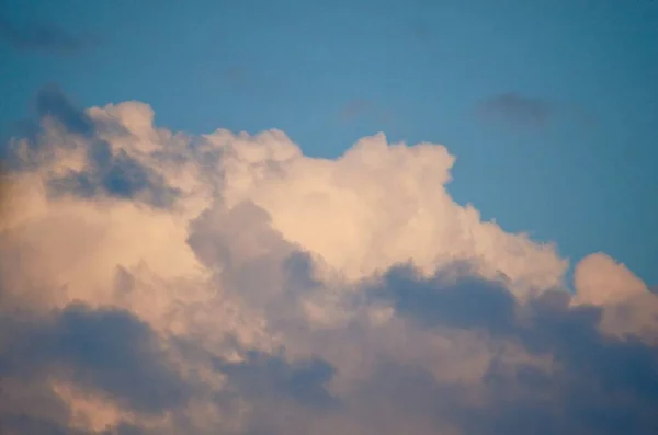 Fragmento Una Densa Nube Blanca Parte Inferior Cielo Azul Claro — Foto de Stock