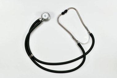 Merkezde bir steteskop hafif bir arka plan üzerine kuruludur..