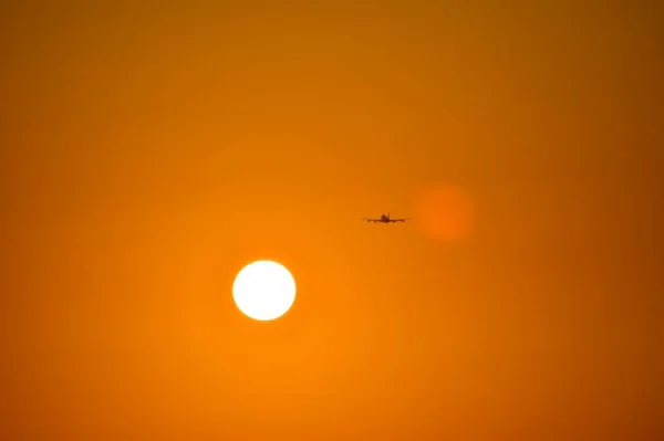 Avião Está Ganhar Altitude Com Asas Uniformemente Abertas Voa Pôr — Fotografia de Stock