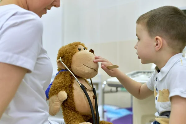 Bambino Con Conoscenza Della Materia Esamina Muso Una Scimmia Peluche — Foto Stock