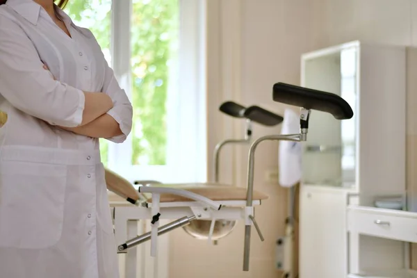 Close Médico Uniforme Branco Com Lado Esquerdo Com Mãos Dobradas — Fotografia de Stock