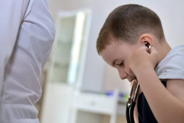 Çocuk Kulaklığına Steteskop Taktı Hislerini Dinledi Doktorun Çerçevesinde Beyaz Bir — Stok fotoğraf