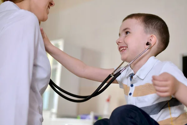 Niño Está Cita Con Pediatra Está Escuchando Estetoscopio Miran Los —  Fotos de Stock