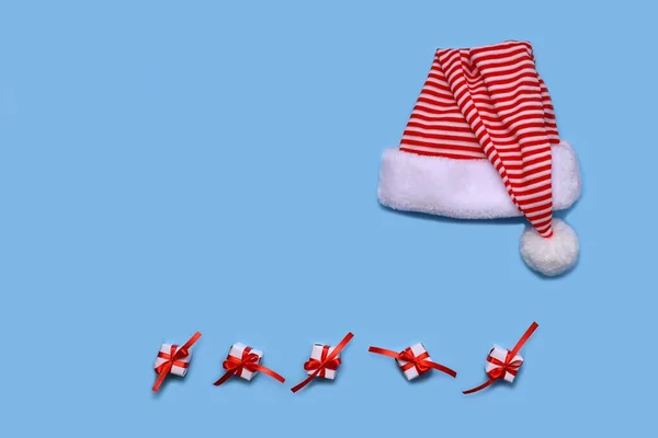 Santa Gestreepte Hoed Rood Wit Gelegd Een Lichtblauwe Achtergrond Aan — Stockfoto
