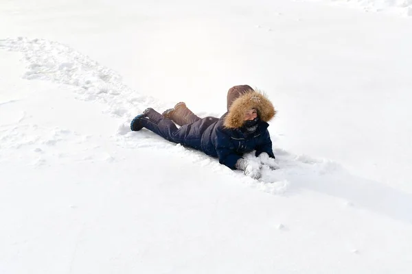 Ett Barn Vinteroverall Med Pälshuva Och Manschett Balaklava Gaiter Ansiktet — Stockfoto