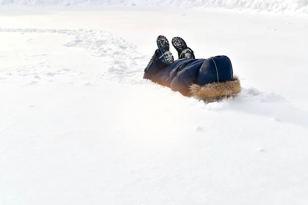 Barnet Leker Snön Liggande Begravde Sina Händer Och Huvudet Ner — Stockfoto
