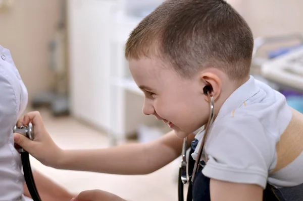 Dziecko Śmieje Się Wstydu Słuchawkami Stetoskopu Uszach Nakłada Membranę Głowicy — Zdjęcie stockowe