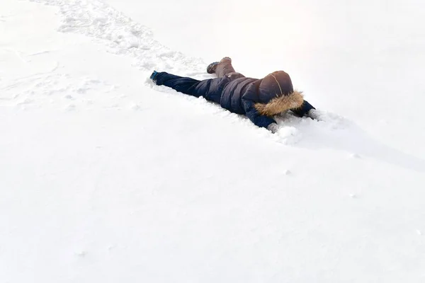 Enfant Combinaison Hiver Est Étendu Hauteur Dans Neige Face Contre — Photo