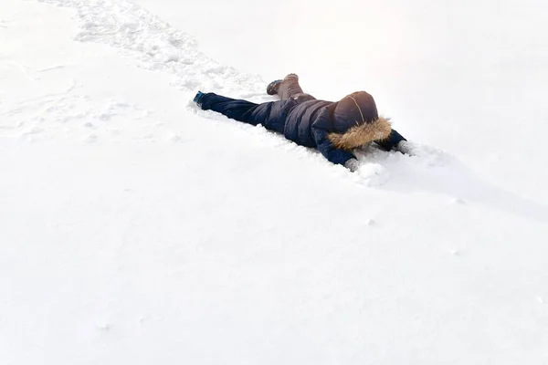 Uma Criança Macacão Inverno Fica Alastrada Altura Total Neve Virada Imagem De Stock