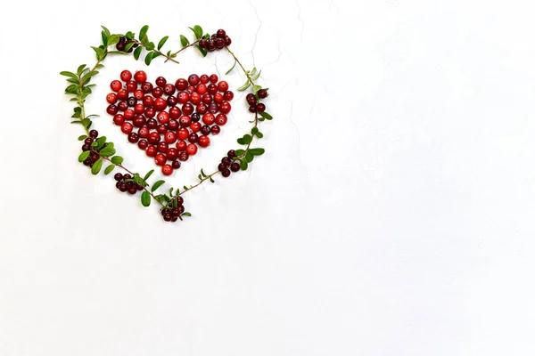 Corazón Está Forrado Arándanos Rojos Frescos Flatlay Enmarcado Una Corona — Foto de Stock