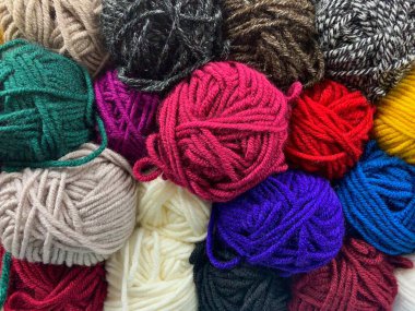 Karmaşık bir arkaplan, renkli ve örgü örmek için farklı desenli iplik..