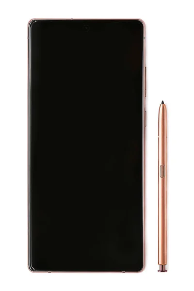 Черный дисплей мобильного телефона рядом с лежащим стилусом. Samsung Galaxy Note 20 бронза смартфона. Задняя изолированная. Стоковая Картинка
