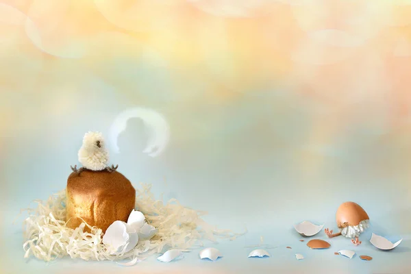 Una ragazza seduta su una torta pasquale in un nido. E un pollo che si schiude dai gusci d'uovo. Alla luce del sole bokeh. — Foto Stock