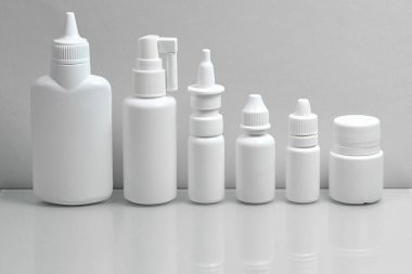 Monokrom grisi renginde çeşitli tedavi yöntemleri..