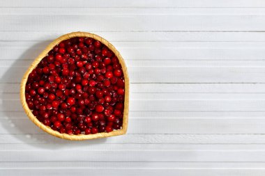 Kalp şeklinde bir hasır kapta donmuş yaban mersini..