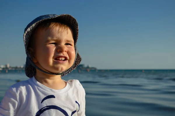 A child on a summer hot day at sea. — Stock Photo, Image