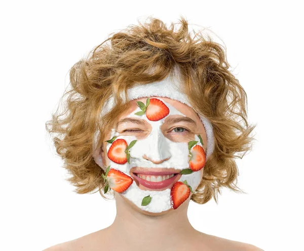 Portret van een gekruld roodharig lachend meisje met een cosmetisch masker op haar gezicht. — Stockfoto