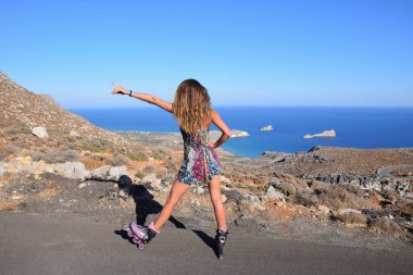 Paten üzerinde duran bir kız 