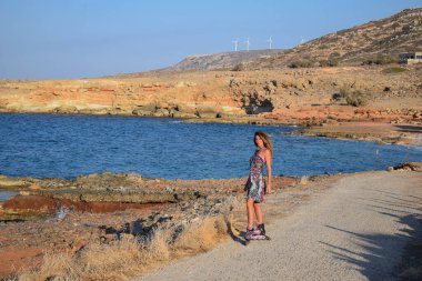 Paten üzerinde duran bir kız Agios Antonios