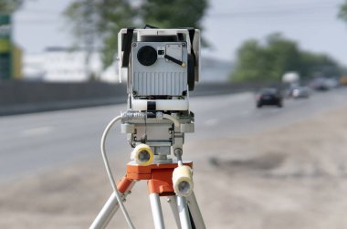 Yolun kenarına yerleştirilmiş trafik kontrol kamerası radarı. Video kamera ihlalleri kaydediyor. CCTV