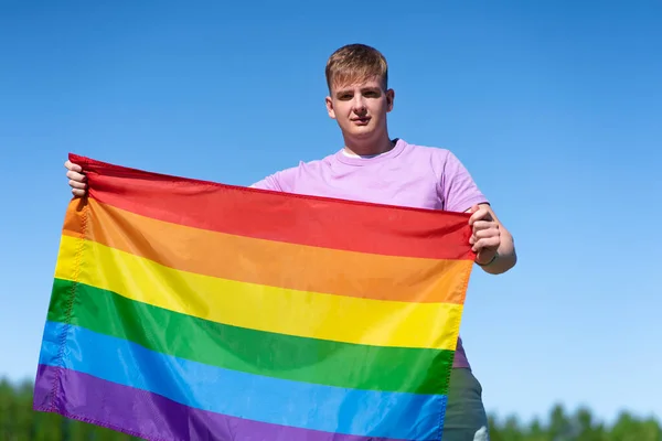 Πορτρέτο Του Νεαρού Χαρούμενος Gay Άντρας Όμορφος Άντρας Κυματίζει Ουράνιο — Φωτογραφία Αρχείου