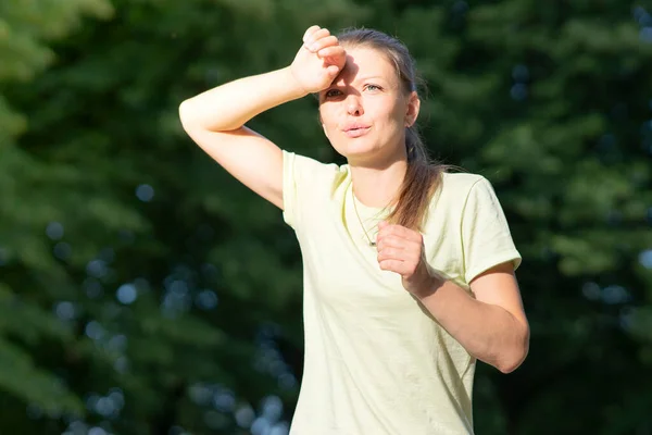 Läuferinnen Leiden Unter Schmerzen Beim Laufen Und Joggen Hitze Frau lizenzfreie Stockbilder