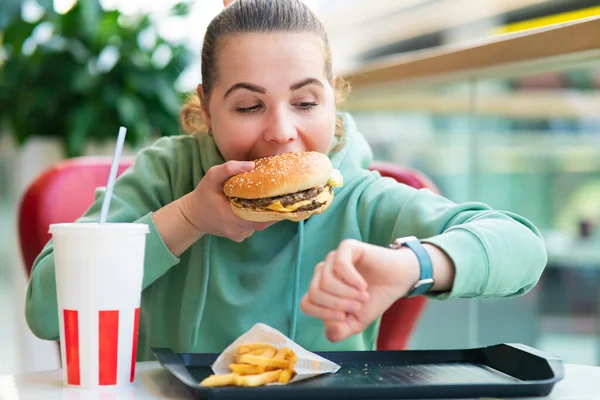 Nervosa Ragazza Affamata Stressata Donna Fretta Fretta Mordere Mangiare Hamburger Fotografia Stock