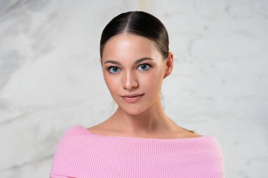 Güzel, çekici bir kızın güzel portresi. Genç Avrupalı bir kadın doğrudan kameraya bakıyor.