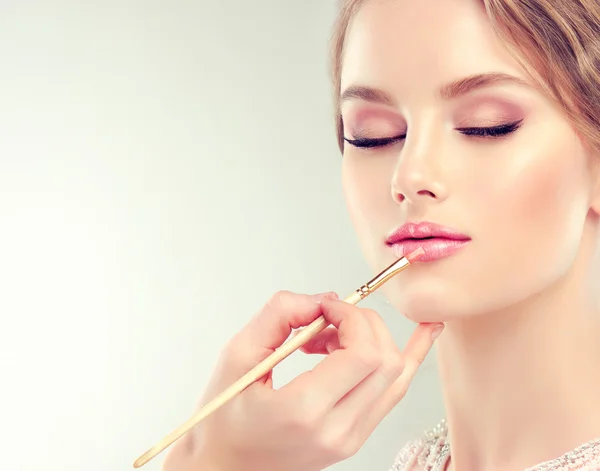 Maquillaje artista aplica lápiz labial — Foto de Stock