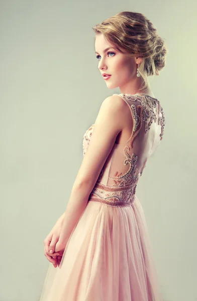 A rózsaszín ruha gyönyörű nő — Stock Fotó
