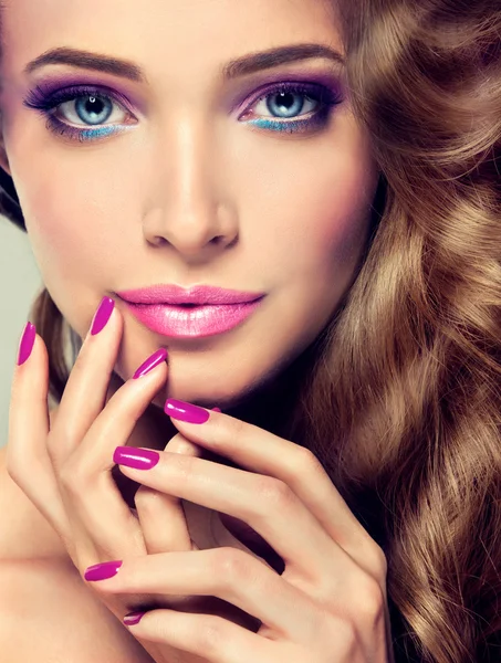 Bella donna con manicure — Foto Stock