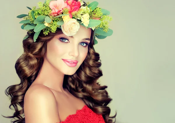 Mujer con corona floral —  Fotos de Stock
