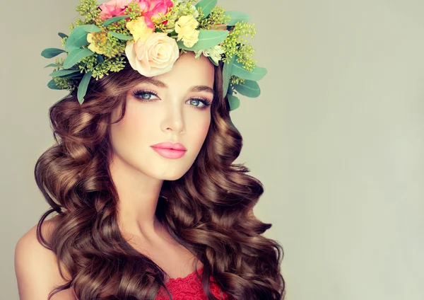 Woman with floral wreath — Stock Photo, Image