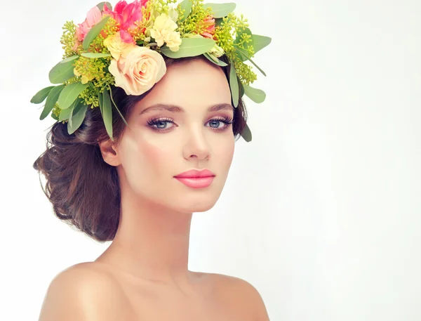 Woman with floral wreath — Stock Photo, Image