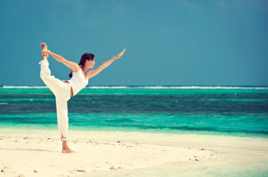 Yoga yapan bir kadın.