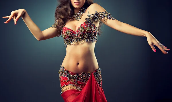 Etnische vrouw Belly dancer — Stockfoto