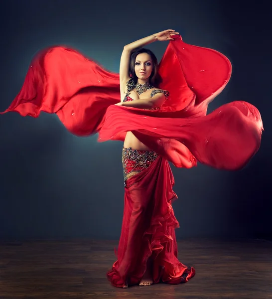 Etnische vrouw Belly dancer — Stockfoto