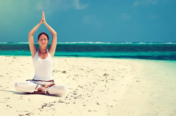 Vrouw doet yoga oefening — Stockfoto